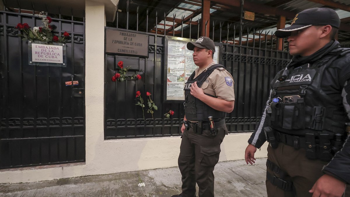 Integrantes de la Policía de Ecuador custodian la Embajada de Cuba en Quito este miércoles 4 de marzo.