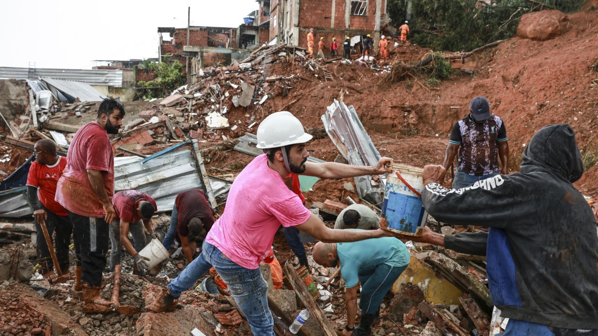 Bomberos combaten las llamas en una de las áreas de la Refinería de Esmeraldas durante el incendio registrado la noche del domingo.