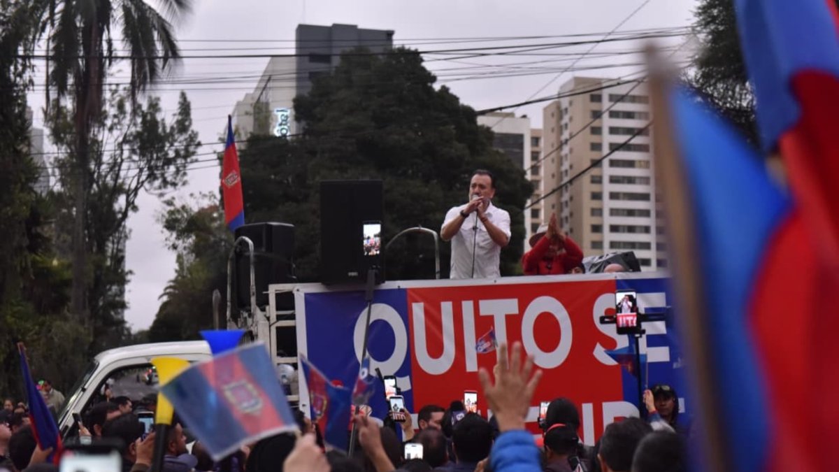 El alcalde de Quito Pable Muñoz encabezó una marcha a la Corte Constitucional el 4 de marzo de 2026.
