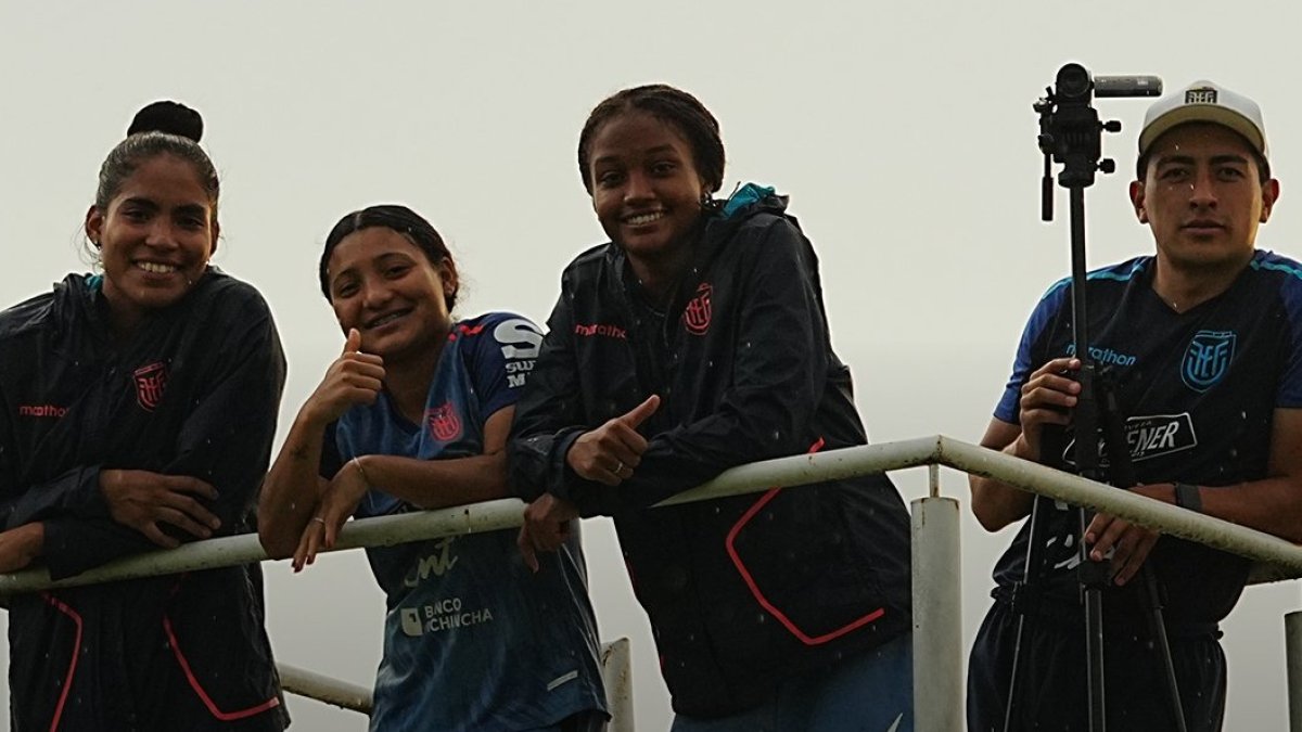 Integrantes de la selección femenina sub-20 en un descanso de la sesión de entrenamiento previo al partido con Brasil.
