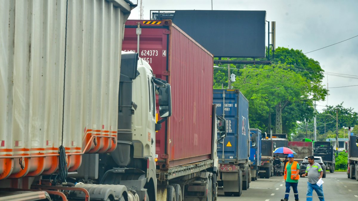 Una larga fila de trailers se formaron en la avenida 25 de Julio desde la madrugada hasta el amanecer del miércoles 4 de marzo.