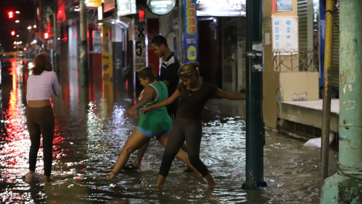 El centro de Milagro se mantienen bajo, al menos, 30 centímetros de agua.