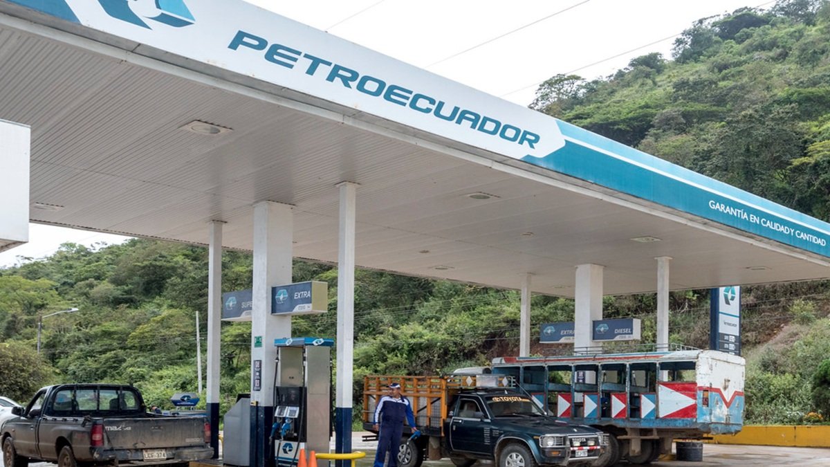 Ecuador actualiza el precio de las gasolinas y diésel de manera mensual.