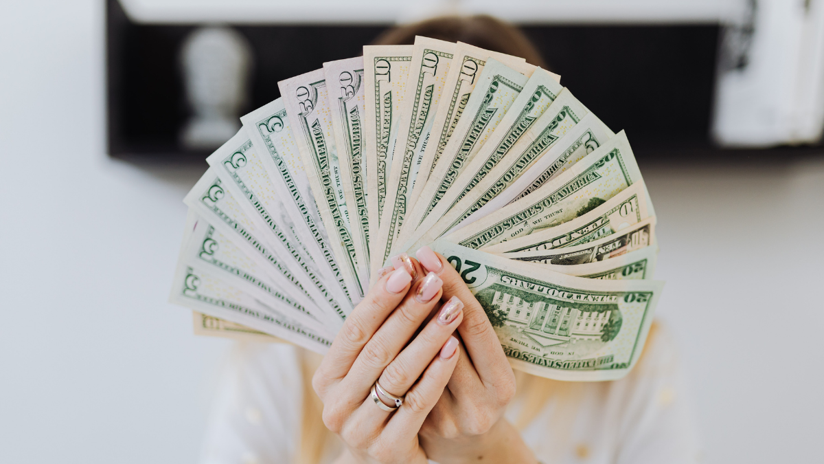 El décimo cuarto sueldo, beneficio laboral que se paga en Ecuador cada año, representa un ingreso adicional equivalente a un salario básico