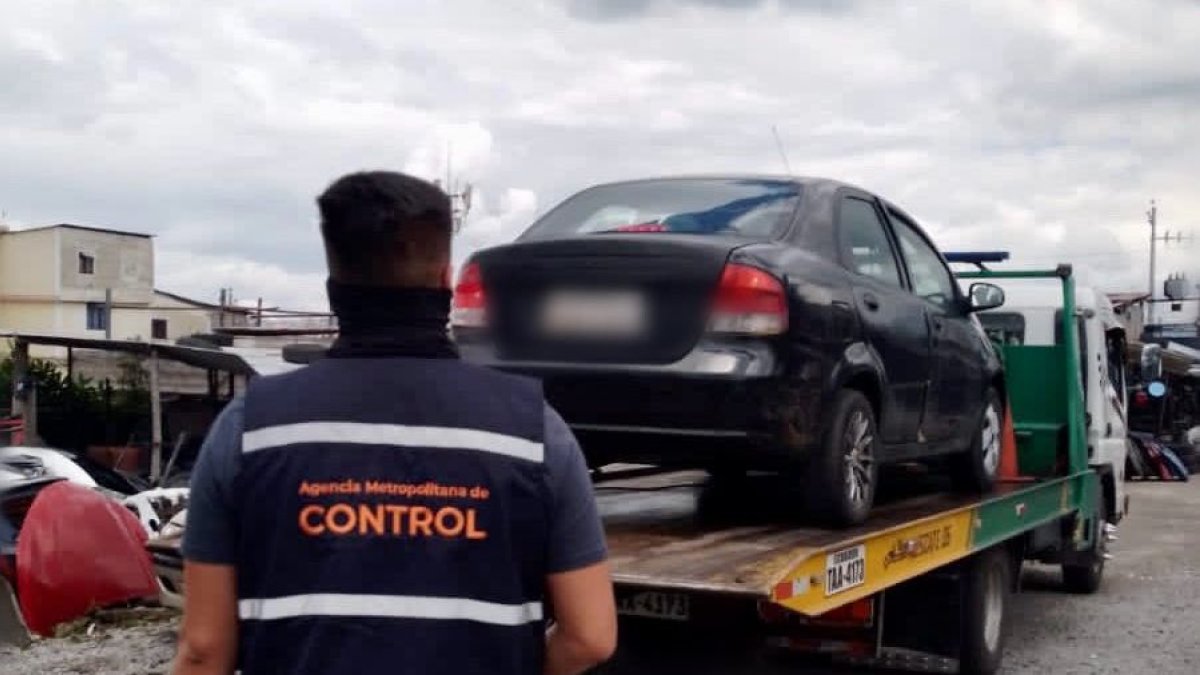 Uno de los vehículos pertenecería al Municipio del cantón Santiago de Píllaro.