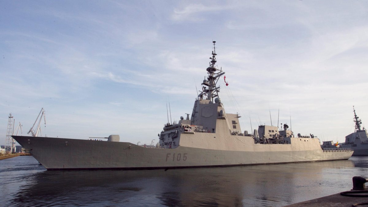 Fotografía de archivo de la fragata ‘Cristóbal Colón’, que España enviará a Chipre en compañía del portaaviones francés ‘Charles de Gaulle’.