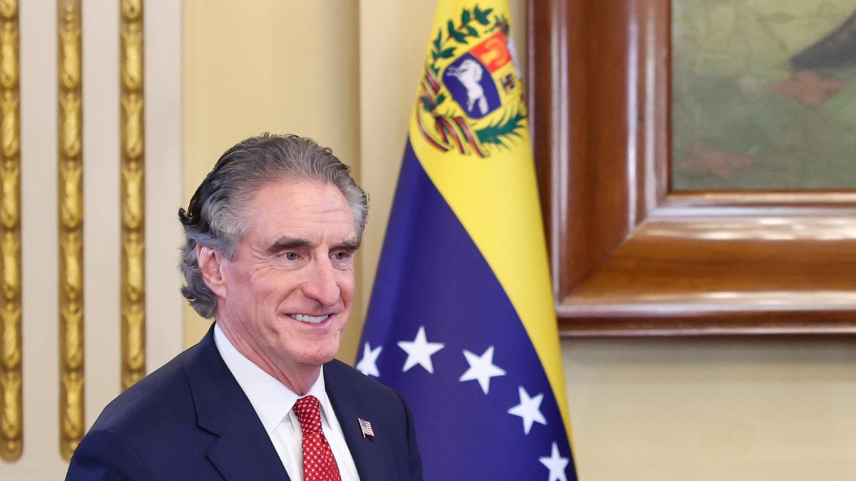 El secretario de Interior de Estados Unidos, Doug Burgum, en reunión con la presidenta encargada de Venezuela, Delcy Rodríguez, este miércoles en Caracas (Venezuela).
