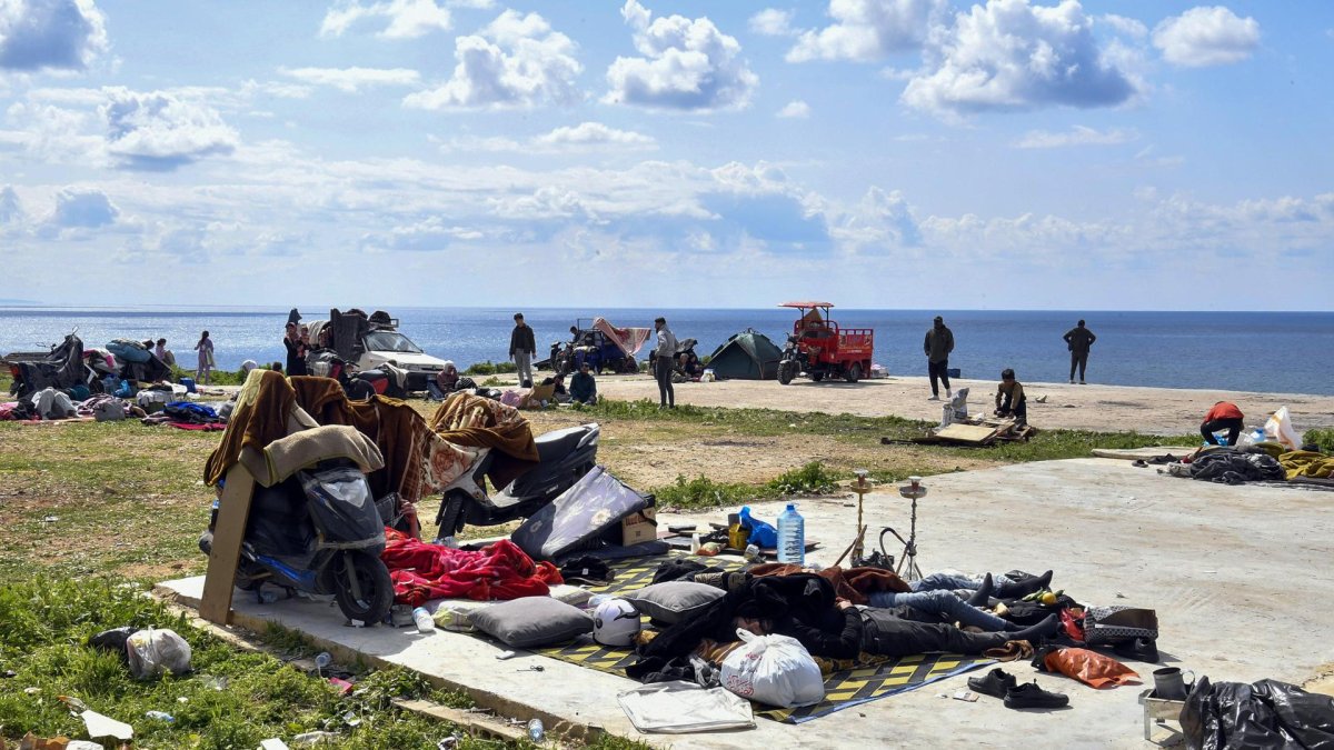Residentes desplazados se sientan en el suelo en Beirut, Líbano, este miércoles, tras huir de sus hogares en el sur del Líbano tras los ataques israelíes.