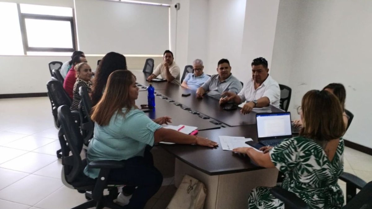 Dirigentes de la Federación de Trabajadores de la Salud y la subsecretaria Gabriela Lara alcanzaron un acuerdo tras el plantón en Guayaquil.