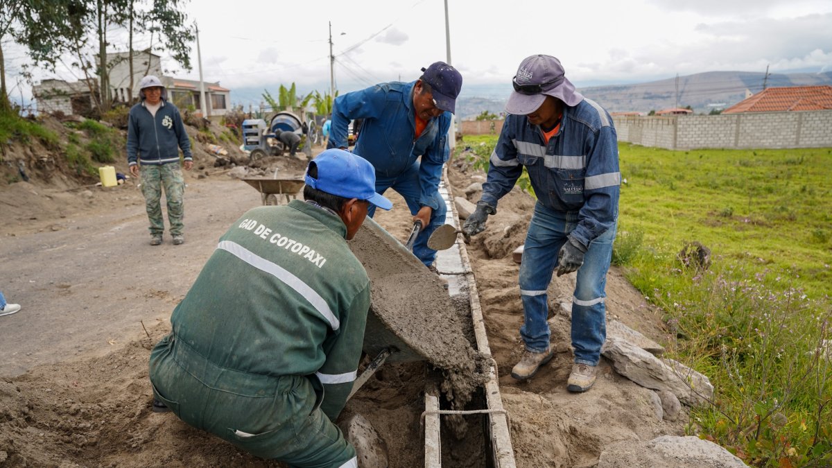 La reforma al Cootad ha sido cuestionada por, según varias autoridades locales, priorizar las obras de cemento sobre las sociales, perjudicando a los ciudadanos que se benefician de diferente tipo de servicios.