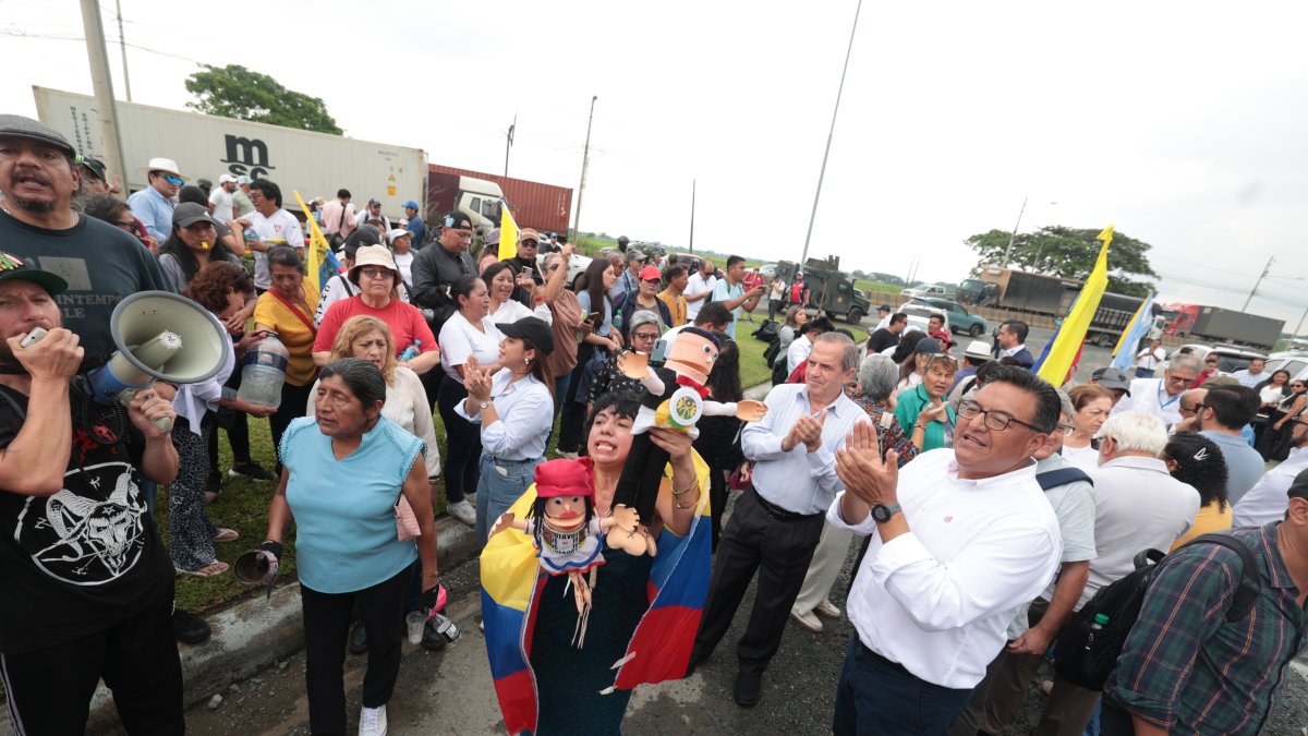 El 20 de febrero de 2026, mientras el oficialismo aprobaba la reforma al Cootad, decenas de ciudadanos se citaron en los exteriores de la sede temporal de la Asamblea en compañía de legisladores del correísmo.