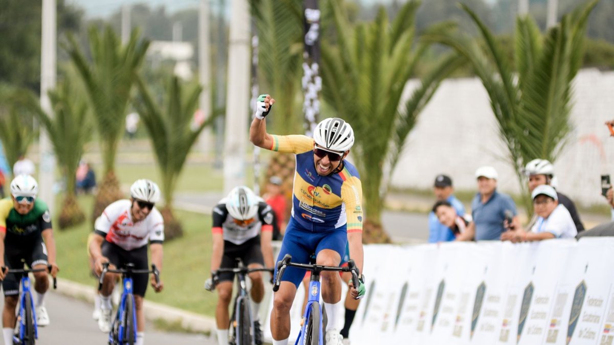 El experimentado pedalista Pablo Caicedo y su celebración al cruzar la meta del Campeonato Nacional Interclubes