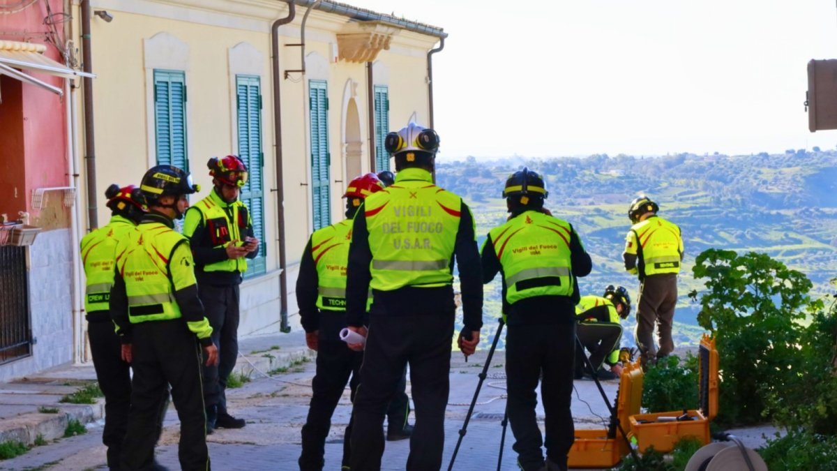 El pueblo italiano de Niscemí (sur) lleva un mes al borde de un gigantesco barranco abierto por un corrimiento de tierra.