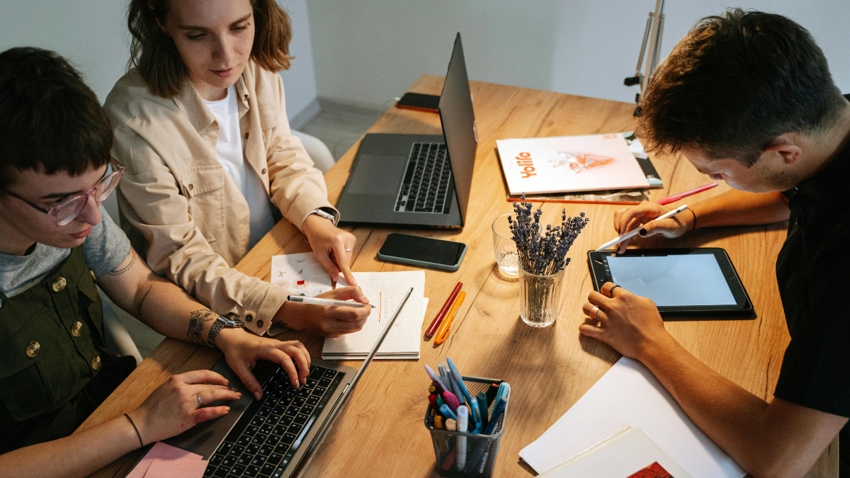 La jornada laboral en Ecuador tiene un límite de 8 horas diarias y 40 semanales, según el Código del Trabajo.