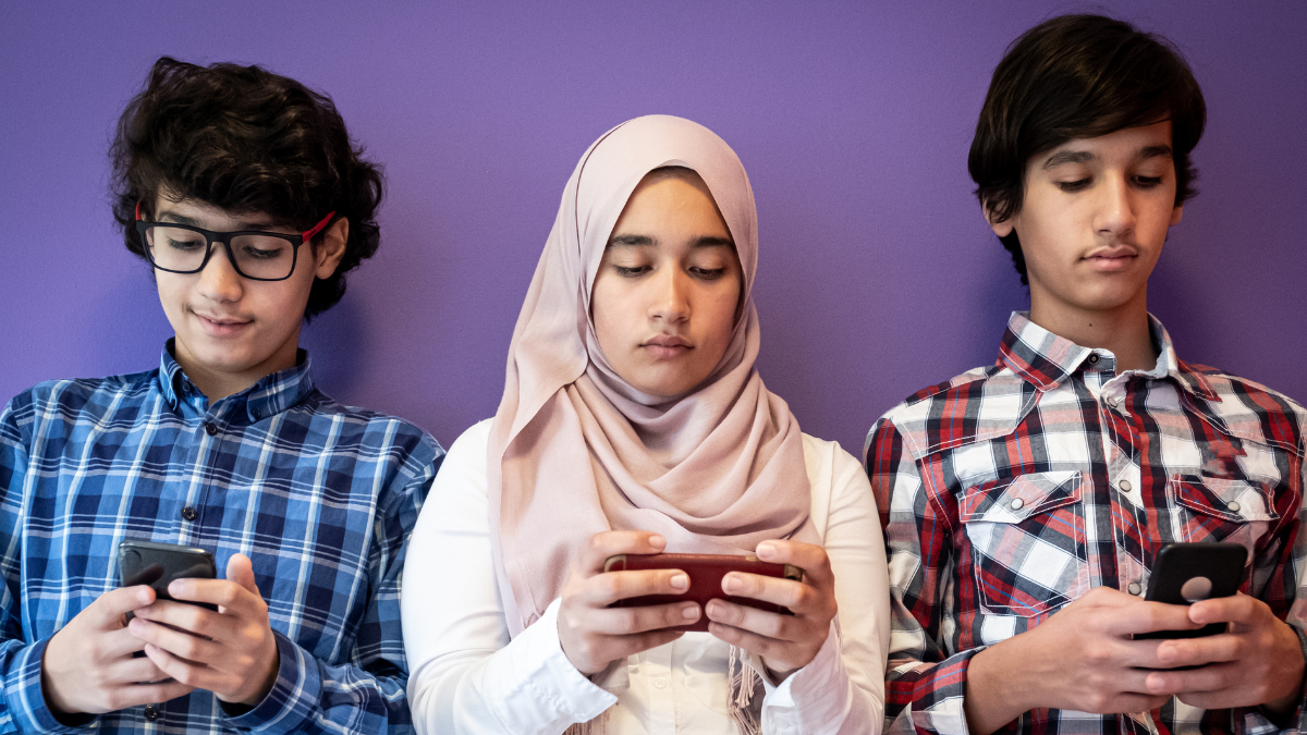 Referencial. Jóvenes conectados a sus teléfonos, en un contexto donde Indonesia limita el acceso a redes sociales para menores.