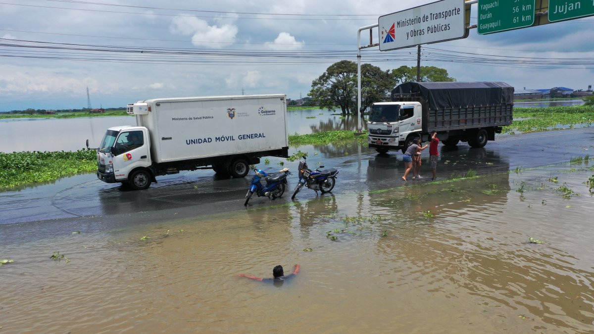 La carretera Jujan - Babahoyo está inundada tras las fuertes lluvias
