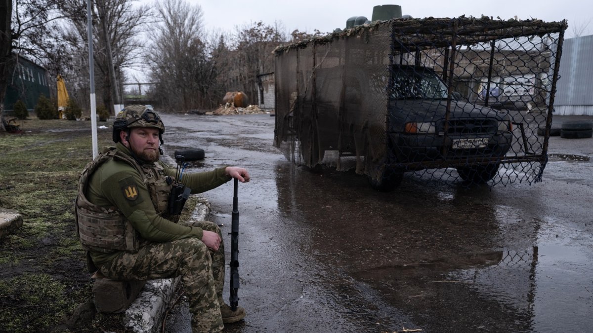 Un militar ucraniano de un equipo de fusileros móvil encargado de proteger al personal militar y a los civiles de los drones rusos cerca de Druzhkivka en el Óblast de Donetsk.
