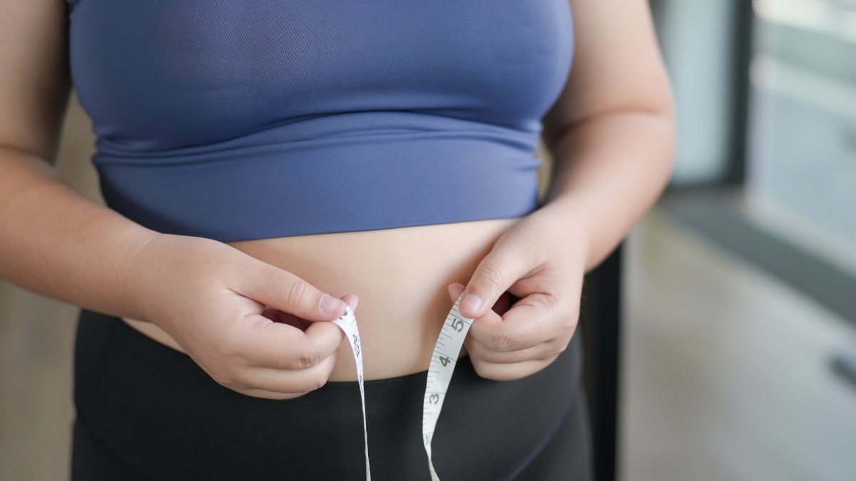 La disminución del estrógeno modifica la distribución corporal, favoreciendo la acumulación de grasa visceral y afectando el metabolismo basal en mujeres de mediana edad.