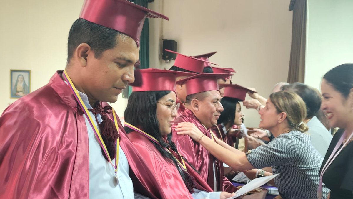 Adultos que dejaron inconclusos sus estudios lograron culminar el bachillerato gracias a un programa educativo de la Sociedad de Beneficiencia de Señoras de Guayaquil