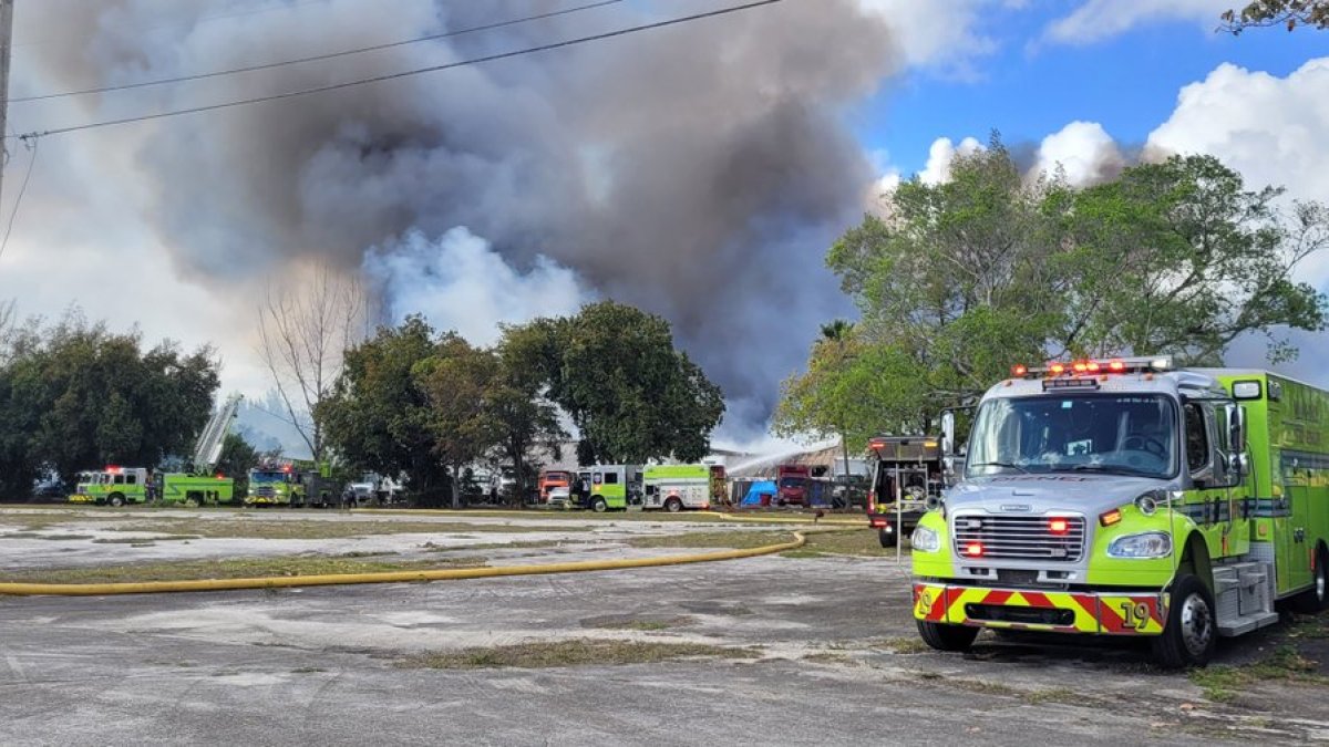 El equipo de bomberos y rescate de Miami-Dade permanece en la escena del incendio del almacén.