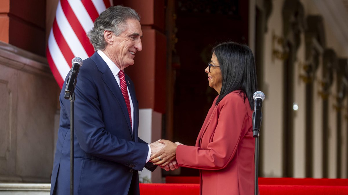 El secretario de Interior de Estados Unidos, Doug Burgum, junto a la presidenta encargada de Venezuela, Delcy Rodríguez,