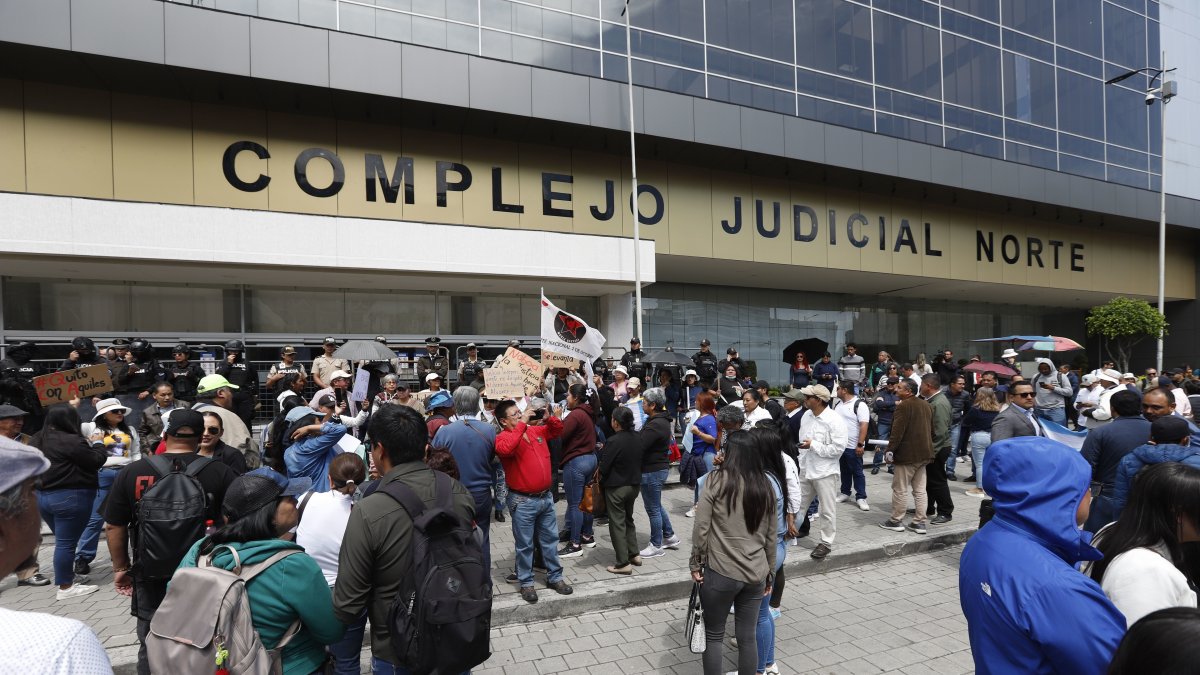 En el Complejo Judicial Norte, en Quito, se han dado manifestaciones a favor de la liberación del alcalde de Guayaquil, Aquiles Álvarez.