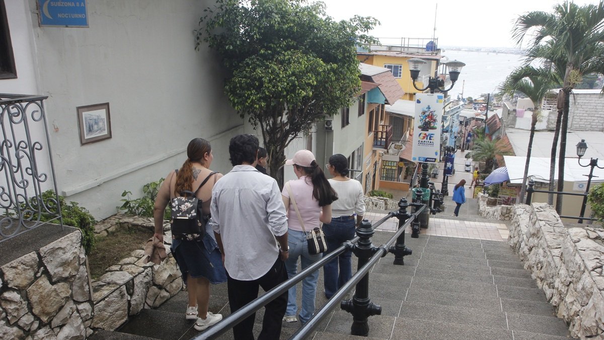 Turistas caminan por las escalinatas del cerro Santa Ana, la mañana de este viernes 6 de marzo.