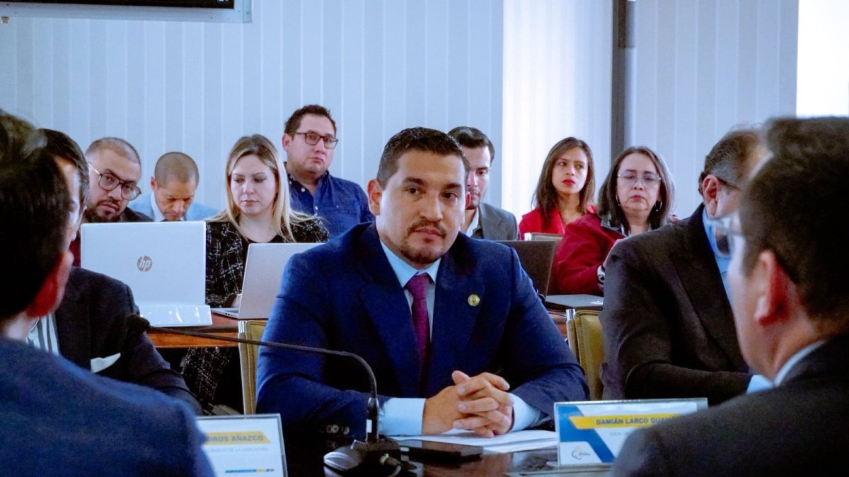 Damián Larco intervino en la sesión donde se aceptó la renuncia del juez Carlos Serrano.