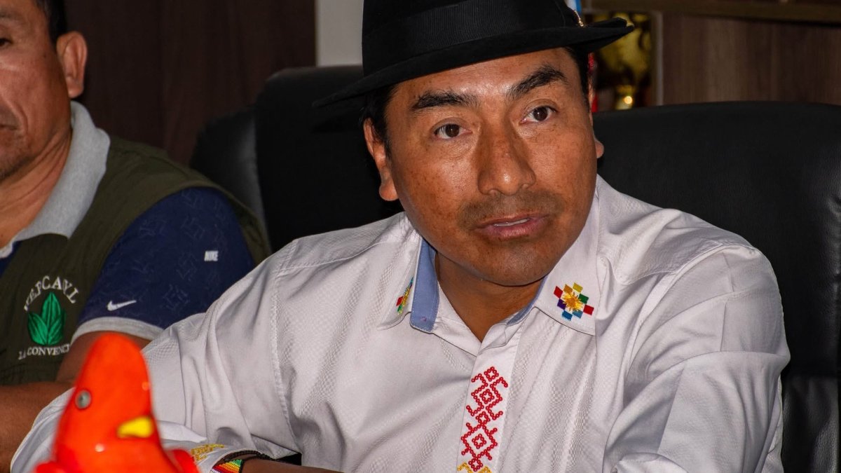 Leonidas Iza denunció que el Gobierno retuvo los buses en los que viajaban dirigentes y comuneros indígenas a la ceremonia de posesión en Quito.