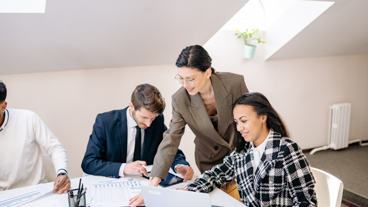 Referencial. Jóvenes revisan ofertas laborales en línea durante una jornada de orientación, en el marco de las vacantes disponibles en las plataformas de empleo del Gobierno para 2026