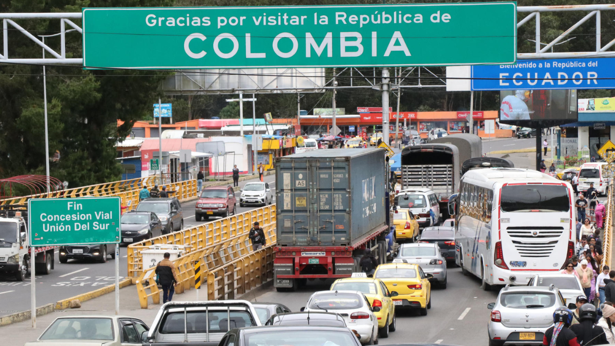Vehículos y transporte pesado circulan por el paso fronterizo entre Ecuador y Colombia, en medio de los anuncios de cierre temporal por el proceso electoral.