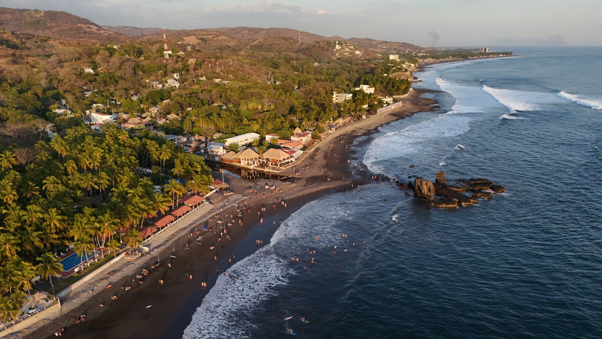 Playa. Entre olas y atardeceres de postal, turistas extranjeros disfrutan de la playa salvadoreña de El Tunco.
