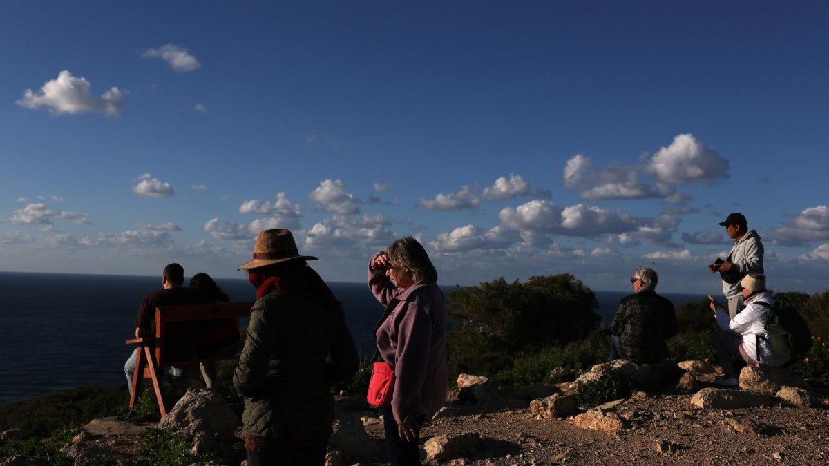 Israelíes miran el mar Mediterráneo desde un mirador en Haifa, Israel, el 27 de febrero de 2026, antes de la llegada prevista del portaaviones USS Gerald R. Ford al puerto.