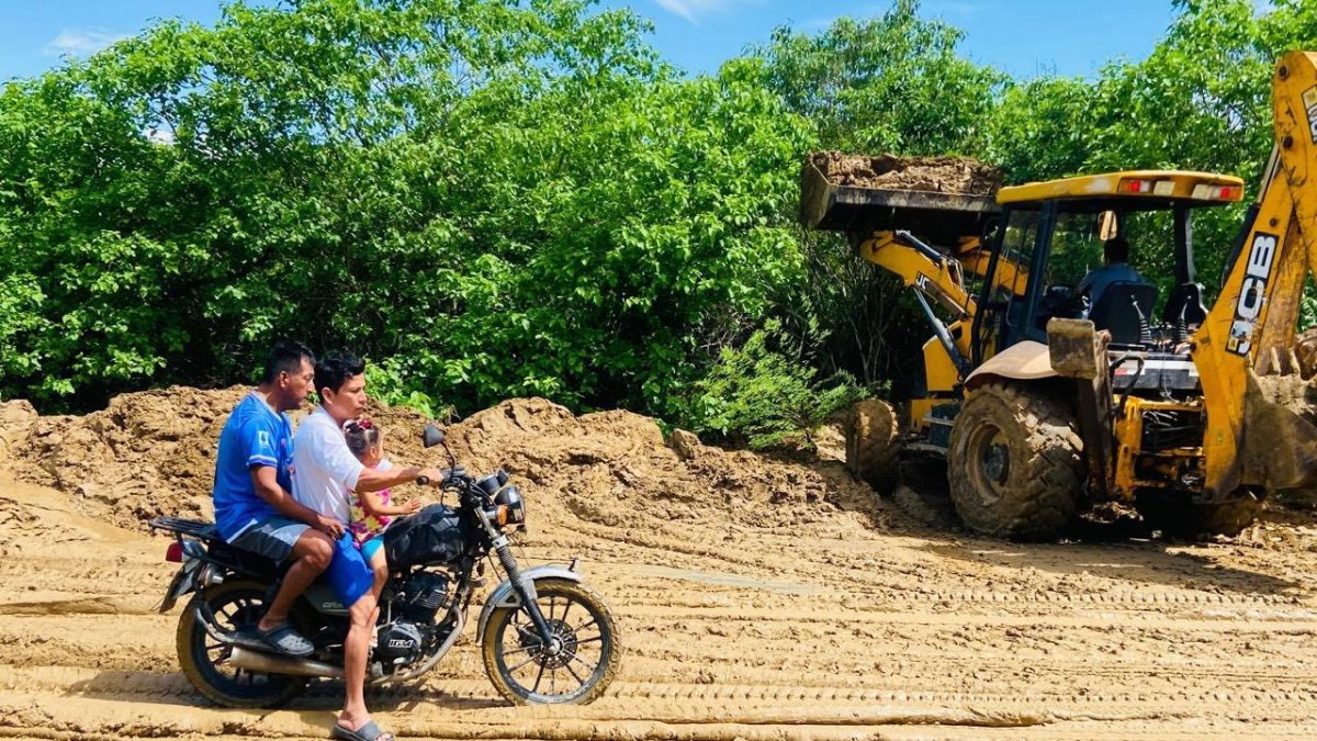 Los trabajos para despejar el lodo en las vías se intensifican para evitar aislamiento de las poblaciones.