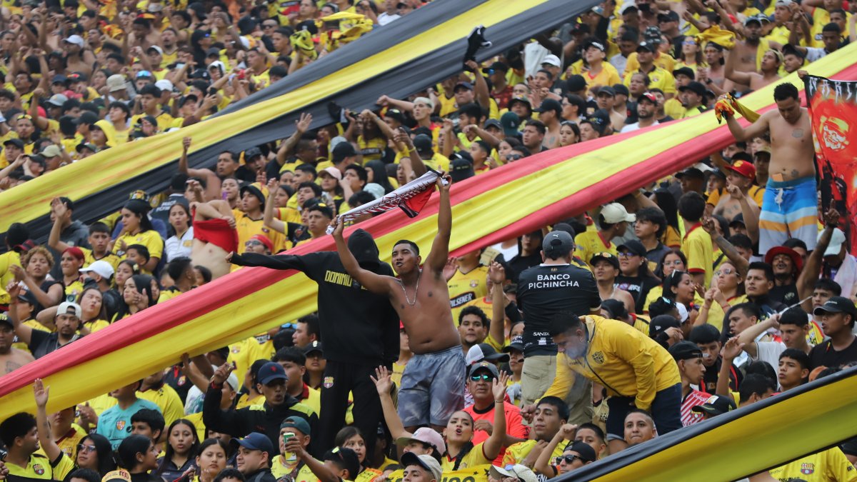 Hinchas toreros alientan desde las gradas del Monumental durante el Clásico del Astillero ante Emelec.