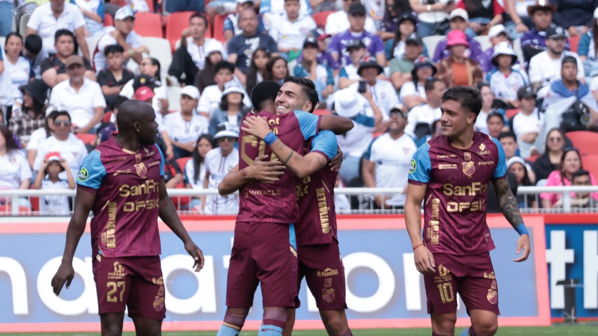 Macará recibe a Técnico Universitario en el estadio Bellavista de Ambato.
