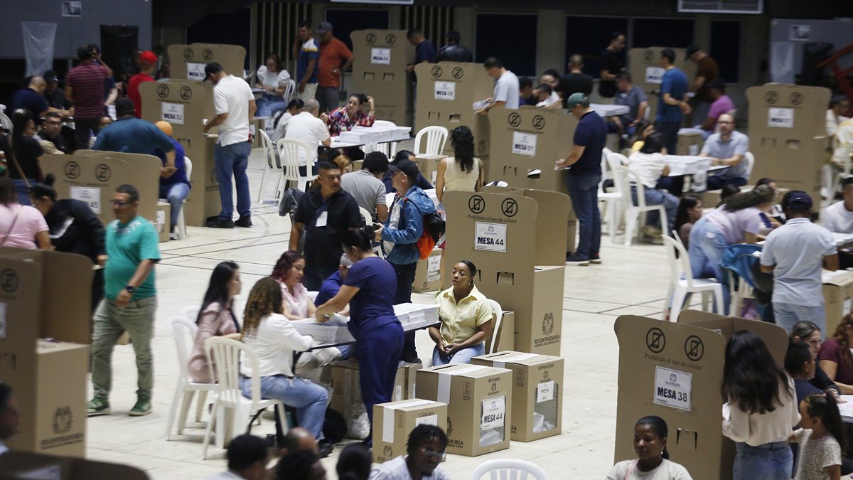 Ciudadanos asisten a votar en Cali, Colombia, este domingo 8 de marzo.