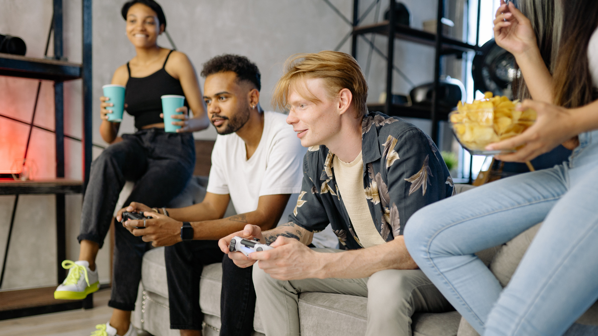 Referencial. Un grupo de amigos disfruta de las novedades del 'gaming' en marzo de 2026, mes que marca el debut de la Nintendo Switch 2 y remakes en PS5 y Xbox.