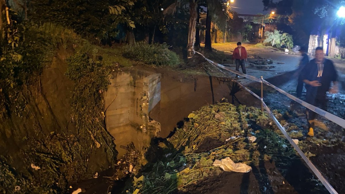 La quebrada el Payaso, en Tumbaco, se desbordó.