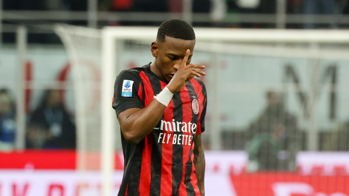 Pervis Estuíñán hizo su primer gol con AC Milan en la victoria ante Inter de Milán.