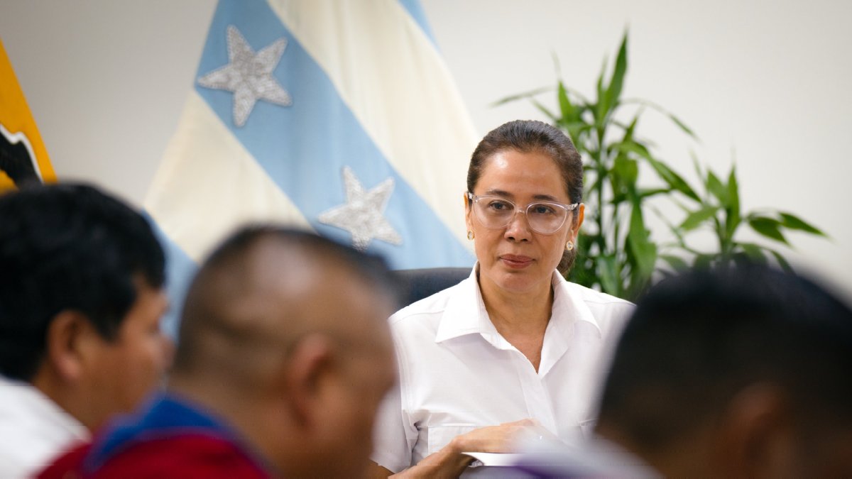 Cynthia Gellibert, secretaria de la Administración Pública, anunció que los baños se arreglarán con donaciones.