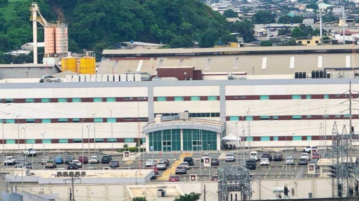 Tanqueros distribuyen agua en Durán para sostener la atención del Hospital Ortega Moreira durante la emergencia.