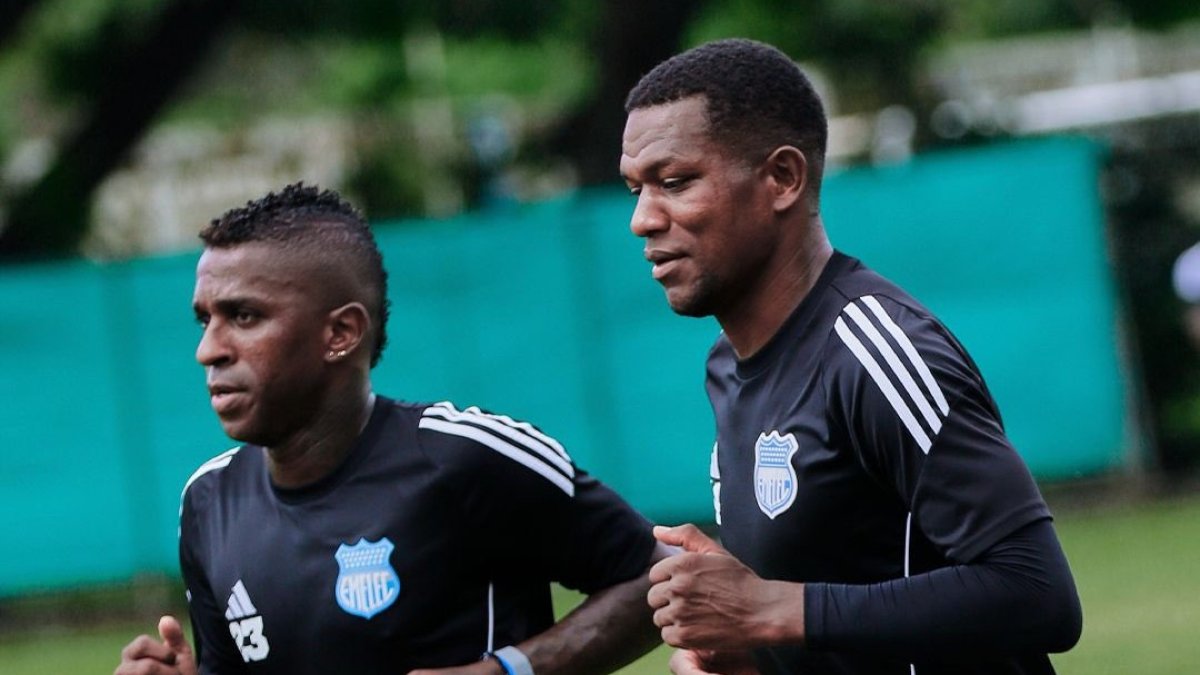 Miller Bolaños (i) junto a Romario Caicedo en la práctica de Emelec, previo al duelo ante Delfín.