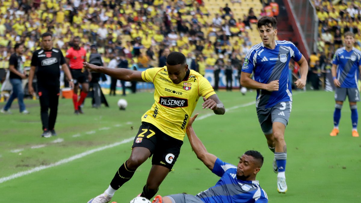 Disputa del balón entre elementos de Barcelona y Emelec en un encuentro caracterizado por la intensidad física.