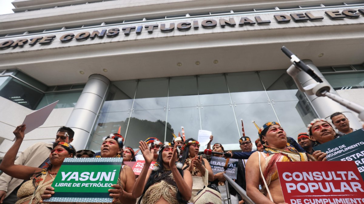 Un grupo de manifestantes el  20 de agosto de 2025 afuera de la Corte Constitucional para exigir el cierre del bloque 43-ITT.