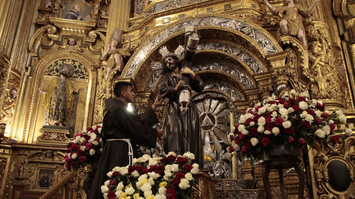 Cucuruchos y Verónicas se preparan para la procesión Jesús del Gran Poder, en la iglesia de San Francisco.