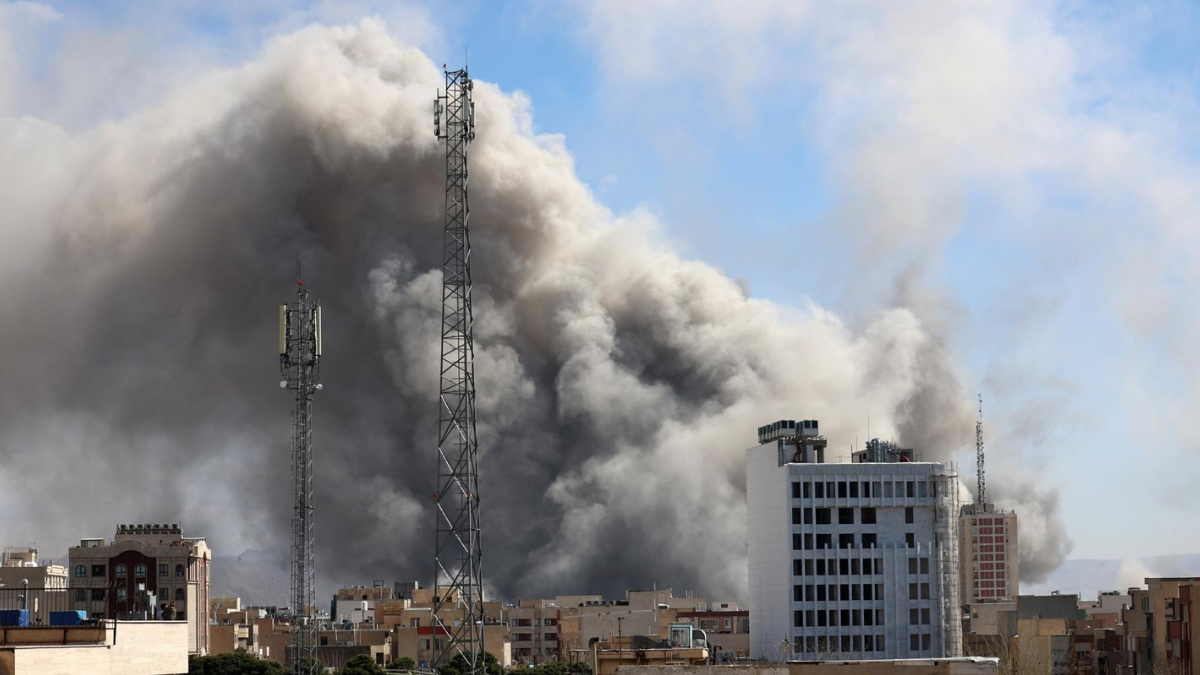 El humo de un conflicto lejano puede alcanzar a América Latina: la tensión entre Irán y Estados Unidos amenaza con repercusiones económicas, energéticas y diplomáticas en la región.