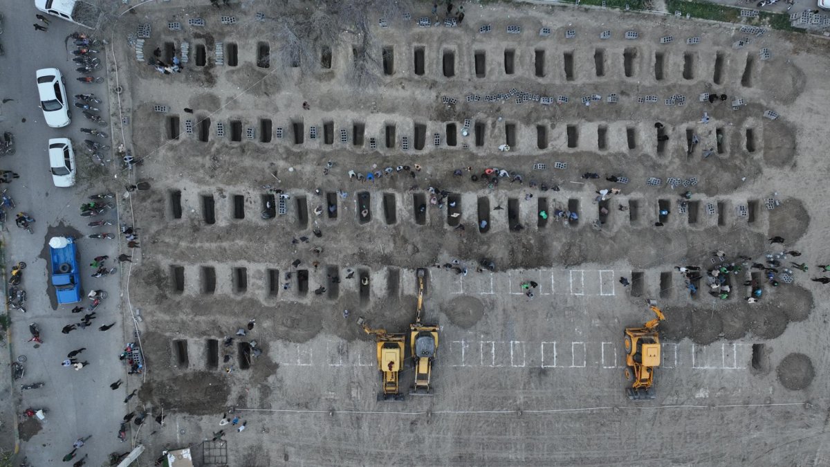 Las tumbas que se estaban preparando para las víctimas del ataque aéreo en una escuela de niñas en la ciudad de Minab, en el sur de Irán