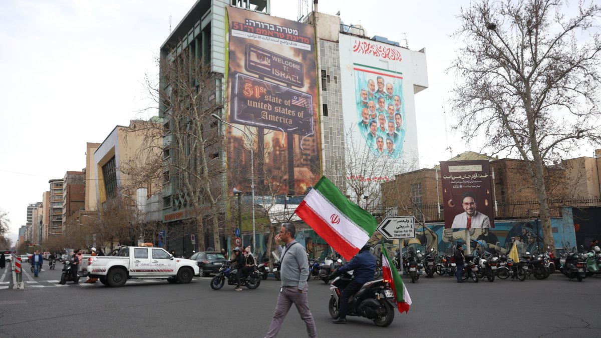 Iraníes se vuelcan a las calles tras sufrir ataques de Israel y Estados Unidos.