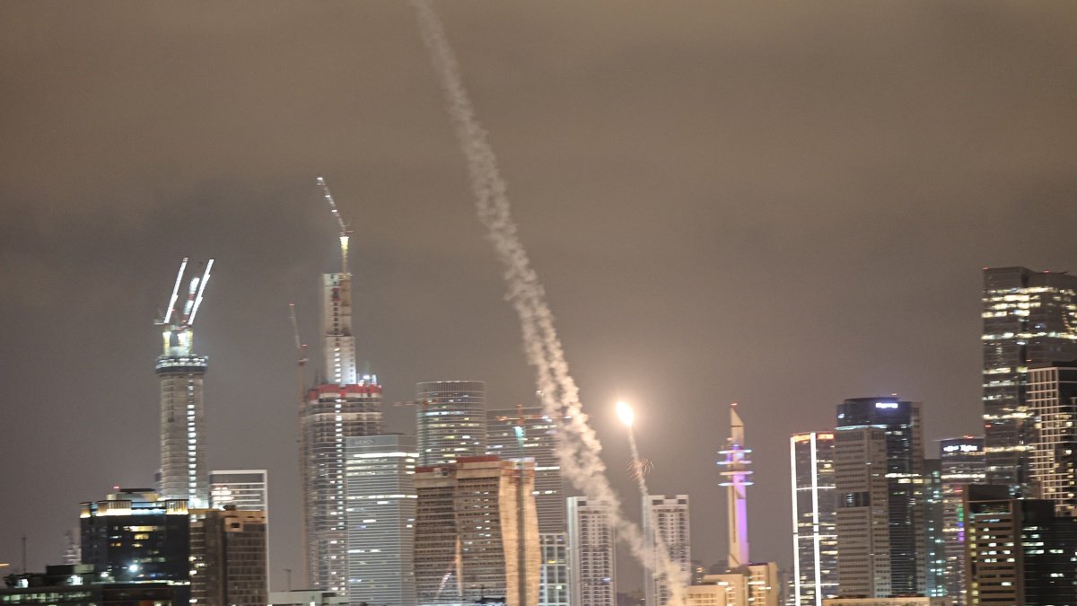 El sistema de defensa aérea Cúpula de Hierro de Israel intercepta misiles balísticos lanzados desde Irán sobre la ciudad de Tel Aviv